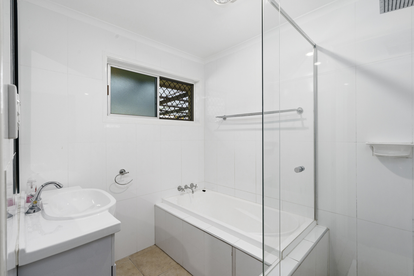 008_Open2view_ID630368-21_Goodman_Close